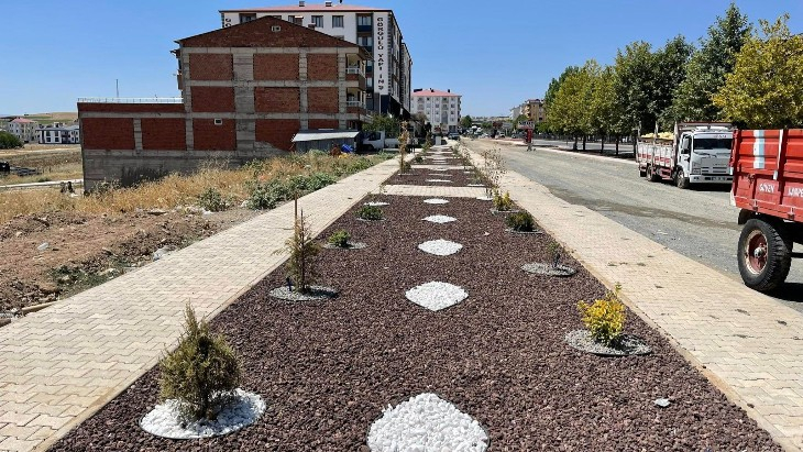 BİNGÖL CADDESİ ÜZERİNDE ÇEVRE DÜZENLEME VE YOL ÇALIŞMALARIMIZ DEVAM EDİYOR